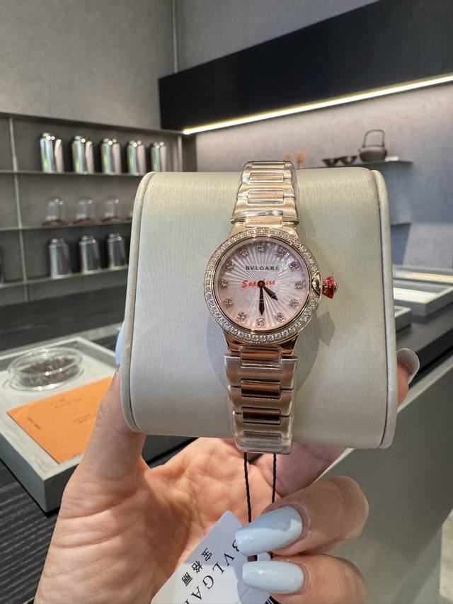 白 金440 钻20 蓝宝石 尺寸28Mm 瑞士762机芯 宝格丽Lvcea光的力量 全新表盘采用珍珠贝母嵌花工艺 呈现造型立体感的旭日纹图案 闪烁太阳光芒 把