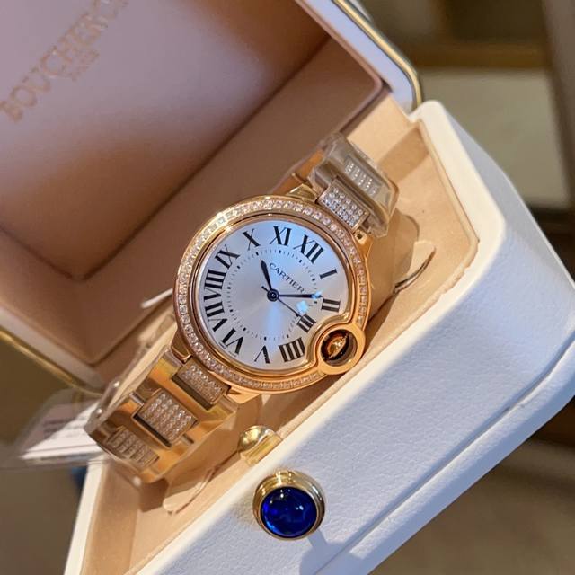 Ballon Bleu De Cartier卡地亚蓝气球腕表奢华系列，百搭尺寸33Mm，简约又别具品味，摒弃了现代盛行的繁复华丽的修饰，以简约重新诠释唯美，打造