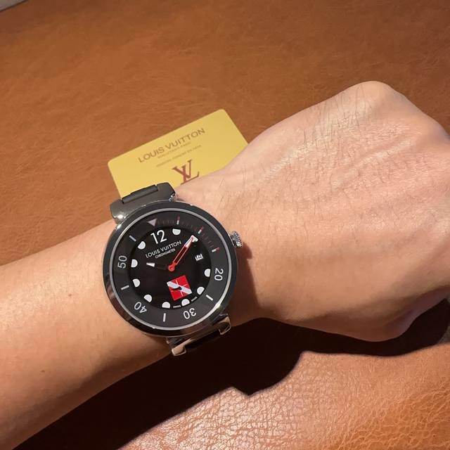 实拍路易威登，奢华大器格调与精湛钟表技术的完美化身，力量及光辉之表现，超凡外形与卓越的工艺，精心考究的42毫米直径表壳，以纯熟工艺打造的及独有的设计腕表。采用终