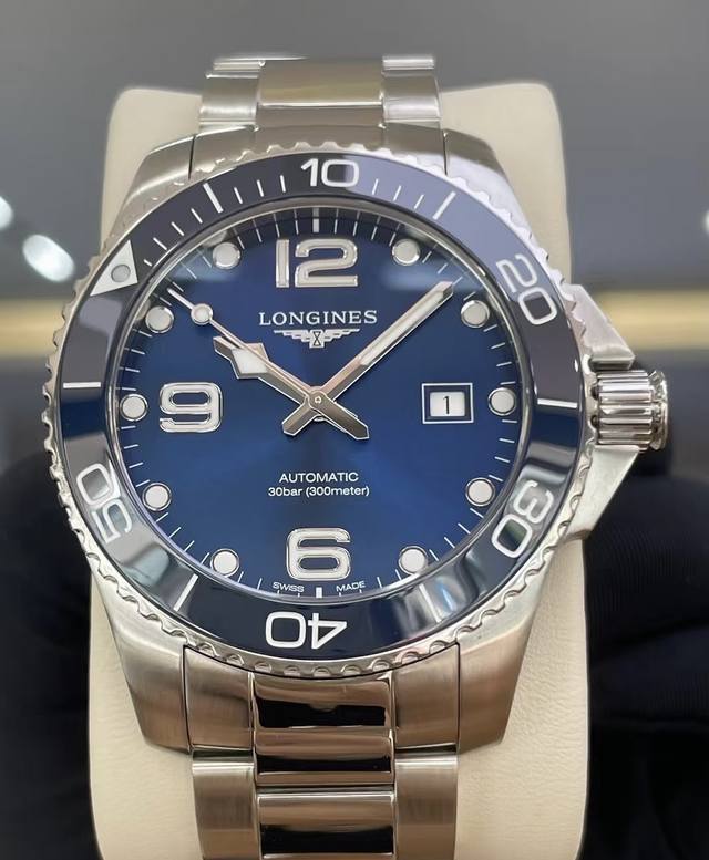 超强夜光，官网同步明星产品 专为追求卓越品质和拥有优雅态度的品味人士设计 康卡斯潜水系列。 采用全新全新进口机零故障精准走时性能稳定 表壳采用高科技材质历久弥新