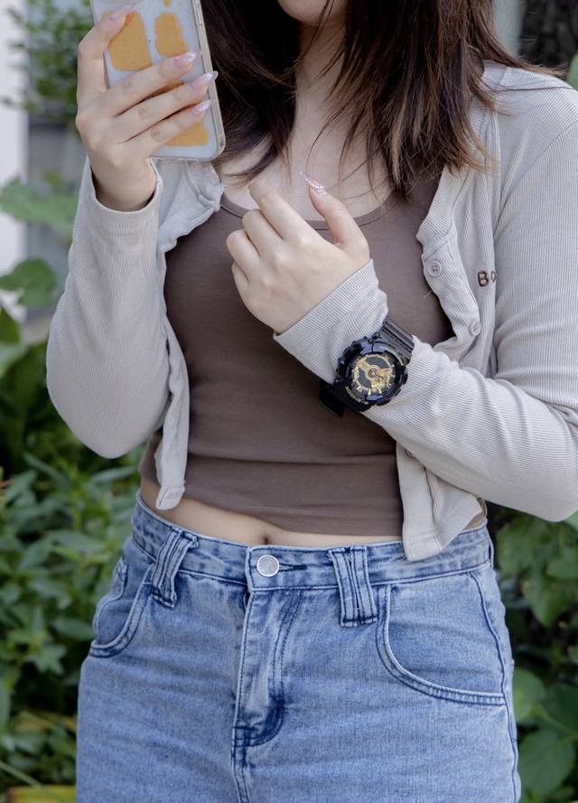 卡西欧 表盘直径大号53Mm，#G-Shock回头率爆表，那机芯绝对是进口，表带树脂的，防震度极高，三度防水而且防磁，指南针，秒表 精确到11000秒 温度计，