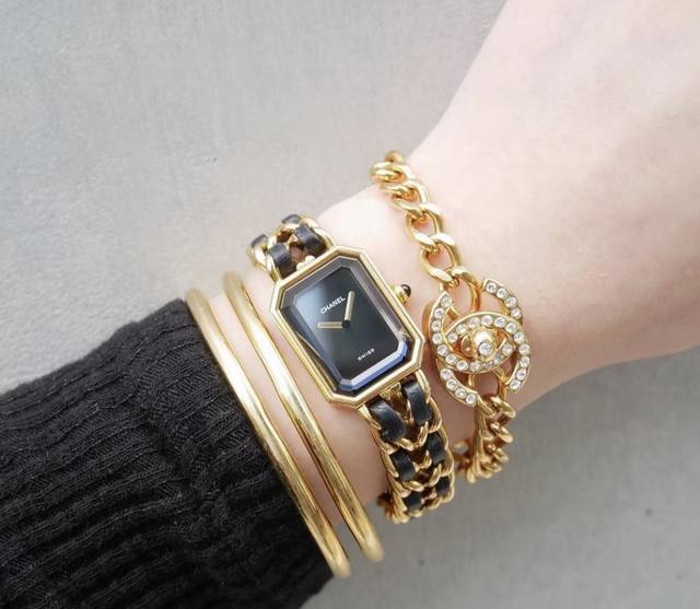 迷人的旧时光 小香中古风方糖手表 质感高级还带着从容感 可盐可甜的法式情怀是这款手表的关键词。