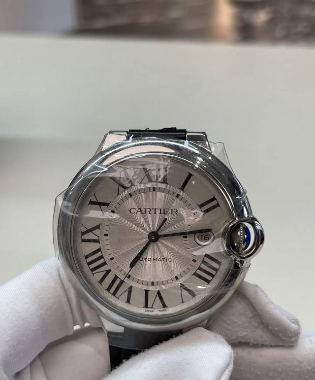 卡地亚蓝气球 Cartier Ballonbleu 原版开模 顶级 同步 类型：顶奢级男士自动机械腕表 镜面：镀膜镜面 指针：时，分，秒 表面：扭索纹银白字面