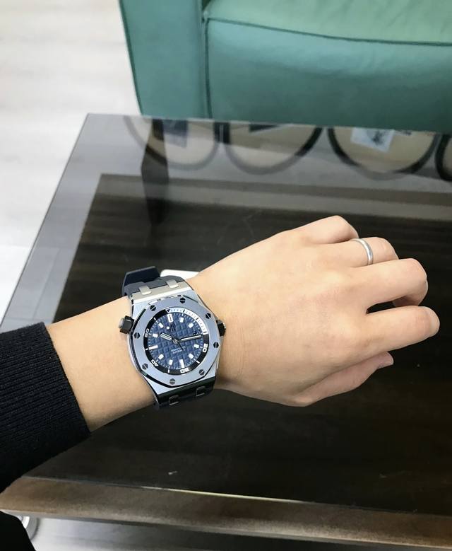 品牌:A爱彼皇家橡树离岸型 :系列:15703系列 设计:特有的八角型表圈表达出棱角分明线条 :机芯:搭载原版顶级进口机械机芯性能稳定 内圈:316精钢表壳内置