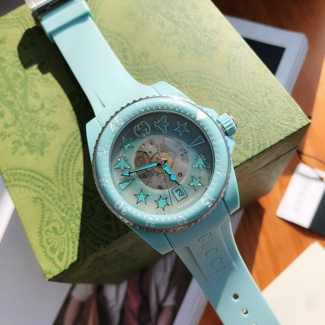 古驰 Gucci新款新款，Gucci Dive 系列腕表全新亮相，以潜水表为设计灵感，蜜蜂、星星 等元素点缀透明表盘，唤起本真记忆。 在可持续工艺的加持下，这款
