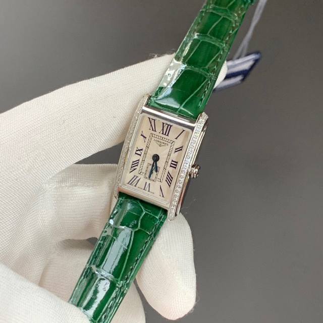 渠道货！支持任意对比！ 浪琴表黛绰维纳鳄鱼皮系列！20.80 X 32 Mm 石英女士腕表！机芯L178石英机芯！拥有低电量提醒功能！石英机芯没电了秒针会四秒一