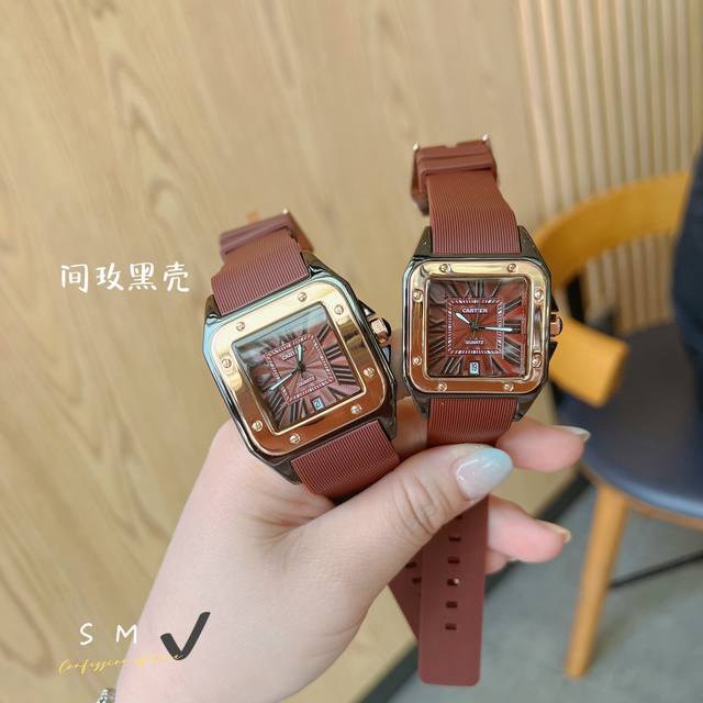 卡地亚 山度士 情侣款 胶带表带~山度士进口石英机芯镀膜玻璃镜面 女神必备 时尚 优雅 你值得拥有