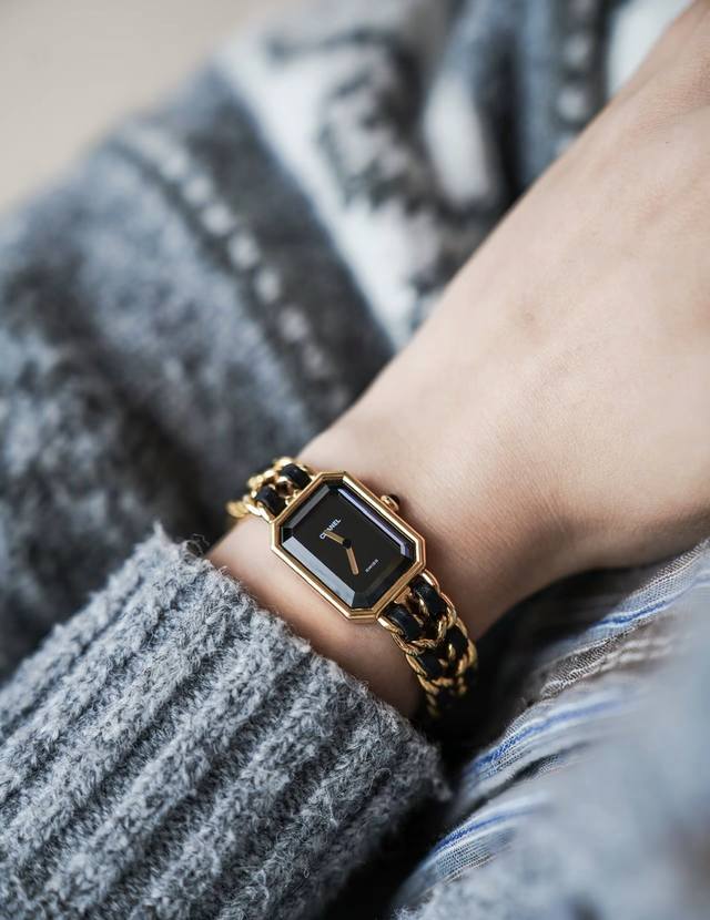 迷人的旧时光 小香中古风方糖手表 质感高级还带着从容感 可盐可甜的法式情怀是这款手表的关键词。