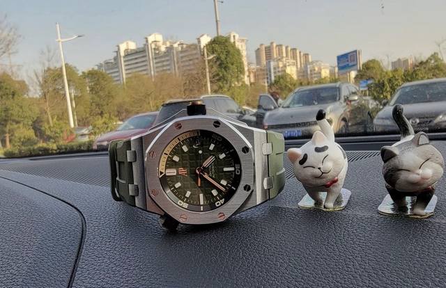 品牌:A爱彼皇家橡树离岸型 :系列:15703系列 设计:特有的八角型表圈表达出棱角分明线条 :机芯:搭载原版顶级进口机械机芯性能稳定 内圈:316精钢表壳内置