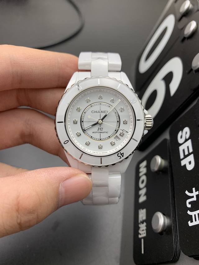 Tw超级陶瓷新品 香奈儿J12系列33Mm腕表！女神福利，匠心之作 年度巨制！ 最新版本细节 1表壳尺寸而原版一致，采用33Mm表劲！ 2高密度钢化陶瓷材质铸造