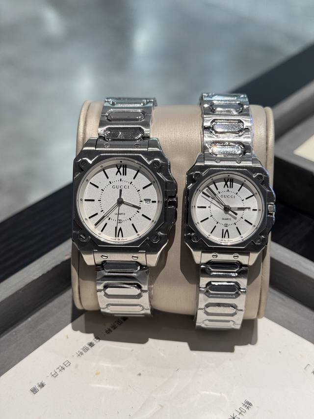 白 金490男装36Mm。女装30Mm。Gucci 新款腕表Iii新款G-Flat 野性主义风格，独树一帜的艺术作品 超薄表盘设计，戴在腕间非常数十亲肤 内圆外