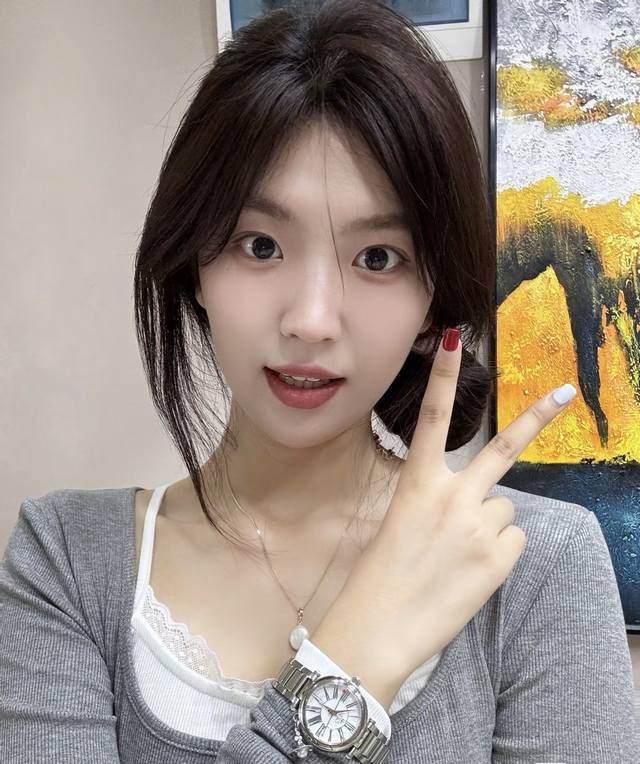 西太后挑来挑去秋天最喜欢的 简简单单的灰色蕾丝边连衣裙 搭配西太后的银色腕表 圆形贝母表盘上还挂着土星钥匙吊坠 拿捏高级的清冷氛围感 是那种一眼就会心动的款式