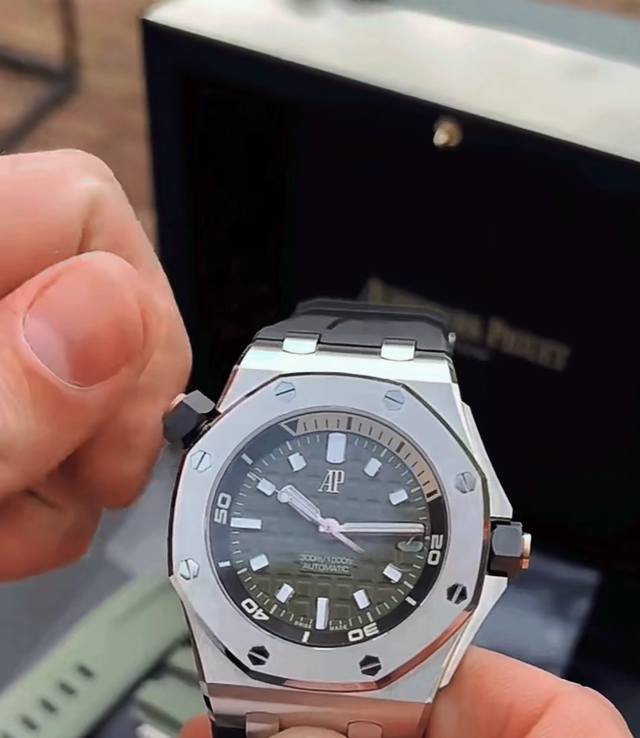 品牌:A爱彼皇家橡树离岸型 :系列:15703系列 设计:特有的八角型表圈表达出棱角分明线条 :机芯:搭载原版顶级进口机械机芯性能稳定 内圈:316精钢表壳内置