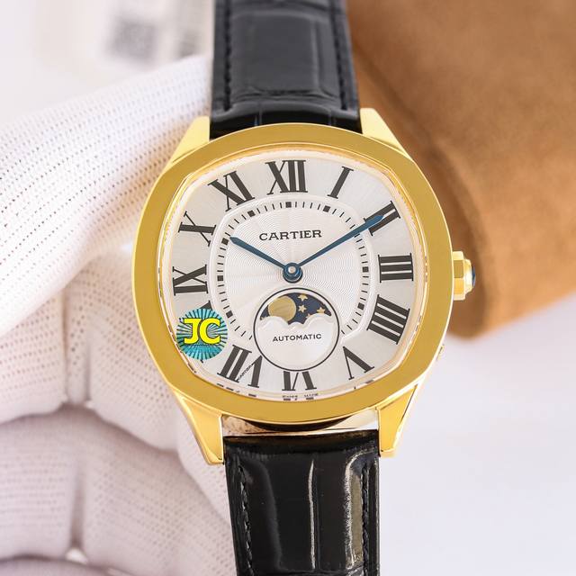 卡地亚Drive De Cartier系列腕表。以典雅肃穆的枕形设计搭配利落大方的线条布局，尽显男儿阳刚不屈的魅力。 表壳 腕表数据40Mmx41Mmx12.5