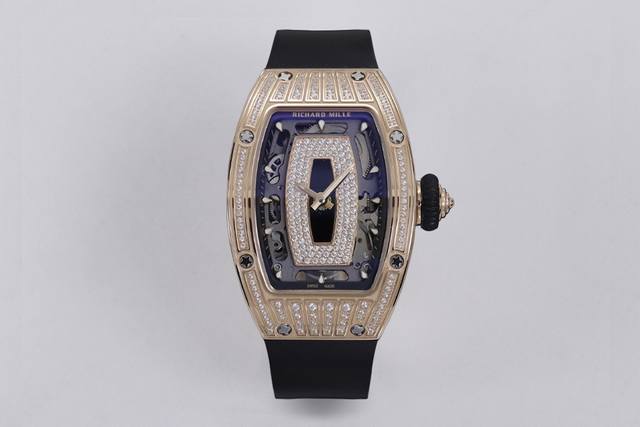 Zf精致璀璨.魅力之作 “表界女神” 理查德米勒Rm07-1红唇黑唇系列 1 酒桶形的表壳线条流畅而优雅。贴合手腕，佩戴舒适。尺寸45.66Mm，采用三层结构，