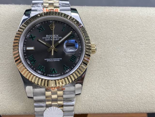 劳力士Rolex 单历 日志型系列 41Mm 直径 41Mm 机芯 搭载全自动机械机芯 圈口 劳力士Ringcommand三角坑纹 光圈 镜面 防刮蓝宝石玻璃镜