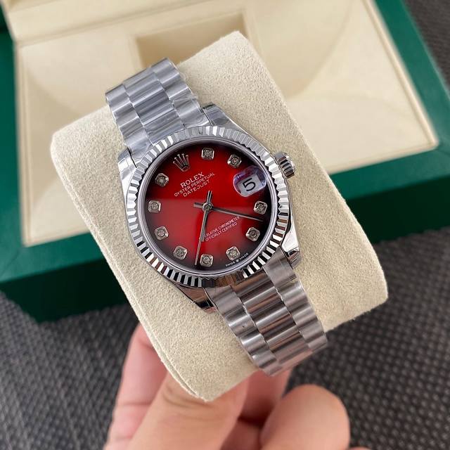 最新版本！今年最新款劳力士Rolex女款31尺寸日志型腕表！ 烟熏红钻盘 超级显贵气一款！定制真钻款！11颗Vs级别真钻时标！每一块表都中国Gtc权威机构出具的
