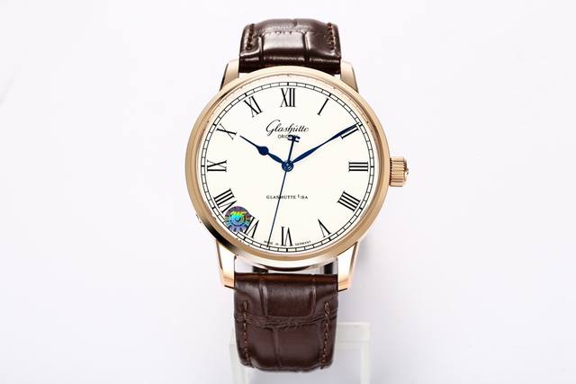 格拉苏蒂参议员大三针精髓1-39-59-01-02-04 超级复刻一比一正品开模，淬火蓝钢指针搭配白色罗马刻度表盘是一种经典组合，简约当中透出一丝文雅。40毫米