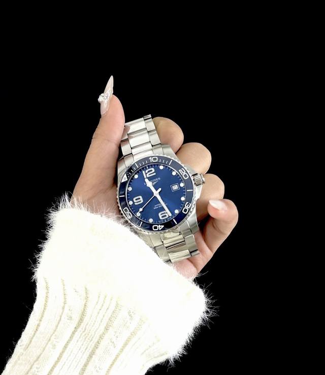 浪琴康卡斯潜水系列的奥秘运动优雅的浪琴康卡斯系列腕表全新上线 表壳 41Mm的完美尺寸搭配线条凌厉的精钢表壳，将优雅格调与运动商务细腻的融合一起。陶瓷及精钢表圈