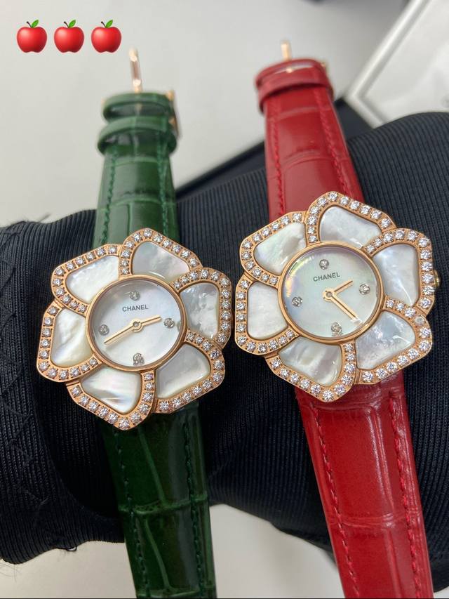 香奈儿Chanel Basel 香奈儿推出Mademoiselle Privé Coromandel 高级工艺珠宝~ 山茶花 系列腕表。以整朵花形作为创作平台，