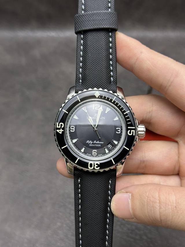 Zf经典重现，现代潜水表的鼻祖 -宝珀 寻终极版 涅槃重生 1 表壳45Mm的尺寸，大气磅礴，选用精钢材质铸造，表耳的设计贴合人体工程学，经上百道精湛工艺倒角打