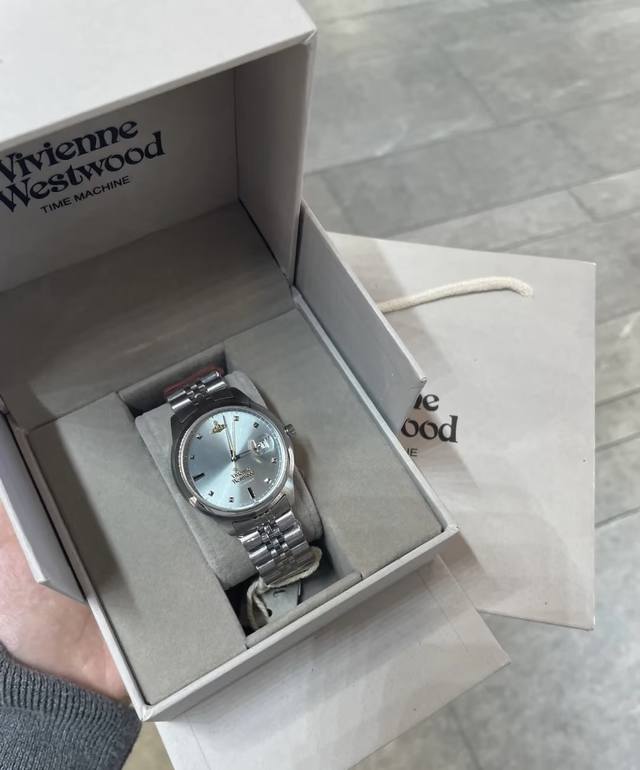 救命！！ 西太后这款小蓝表实在太好看了！ 他们家真的太懂女生了，贴心的出了大小表盘。 无论是自留，还是送对象，送好姐妹，都贼棒！