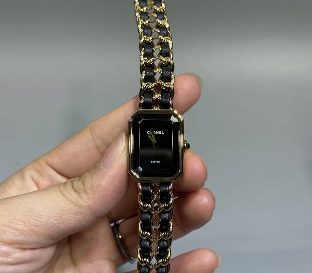 迷人的旧时光 小香中古风方糖手表 质感高级还带着从容感 可盐可甜的法式情怀是这款手表的关键词。