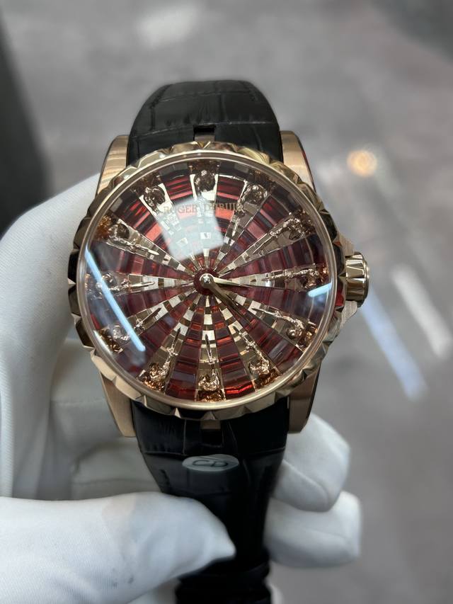 独家实拍图 罗杰杜彼Roger Dubuis Excalibur 王者系列 系列腕表 圆桌骑士 表壳 腕表尺寸45Mmx15.7Mm。突破市场之前所有版本，修正