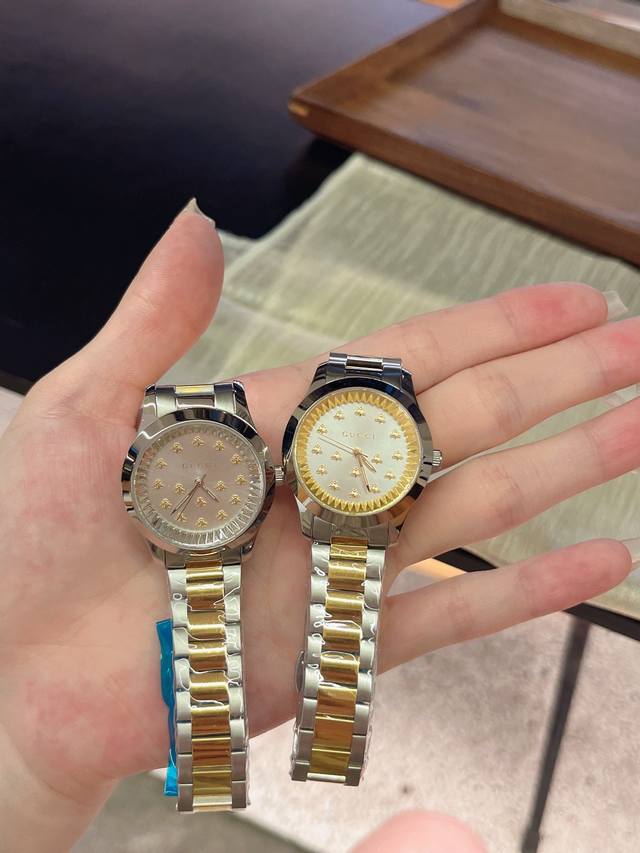 大号38Mm小号30Mm 实拍 最新款古驰圣诞限量版 这款超美蜜蜂面腕表采用蓝色青金石表盘，蓝宝石防刮玻璃，搭配品牌标志性的Cucci蜜蜂形状刻度，打造出众的G