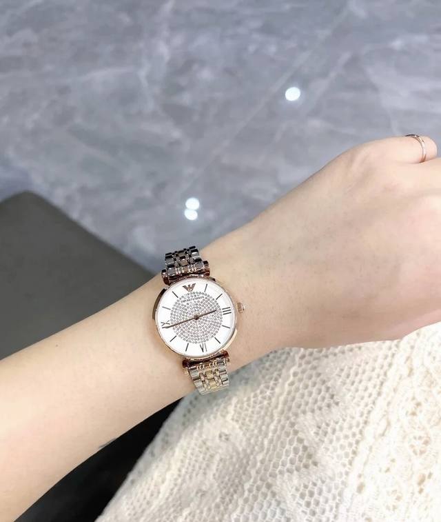 大量现货，给个就是！平台特供，配官方同步防伪码合格证。涂挂扫描方可进官方。涂挂以后则无效！爆款 满天星女士手表，表盘直径32Mm，满天星的钻采用进口水晶钻，普钻