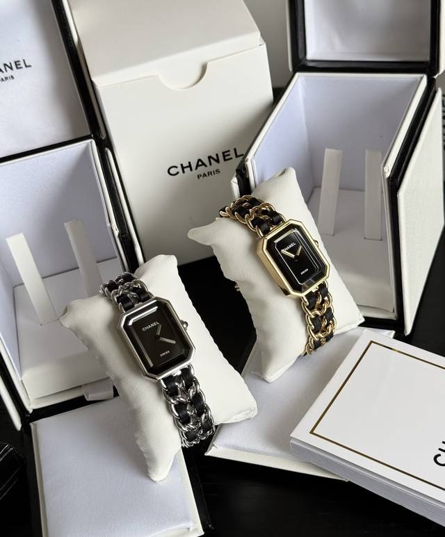 迷人的旧时光 小香中古风方糖手表 质感高级还带着从容感 可盐可甜的法式情怀是这款手表的关键词。