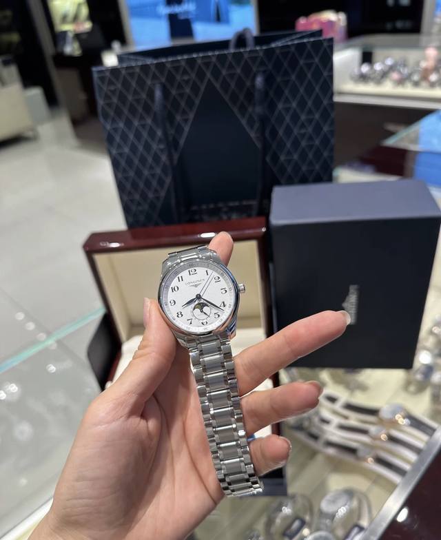 浪琴名匠男士真月相 月相会随时间变化图案 L2.919.4.78.6 进口日本机械机芯，精钢圆形表壳，表径42Mm，抗磨损合成双卜蓝宝石玻璃 数据一致 ，钻石刀