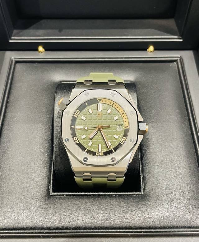 品牌:A爱彼皇家橡树离岸型 :系列:15703系列 设计:特有的八角型表圈表达出棱角分明线条 :机芯:搭载原版顶级进口机械机芯性能稳定 内圈:316精钢表壳内置