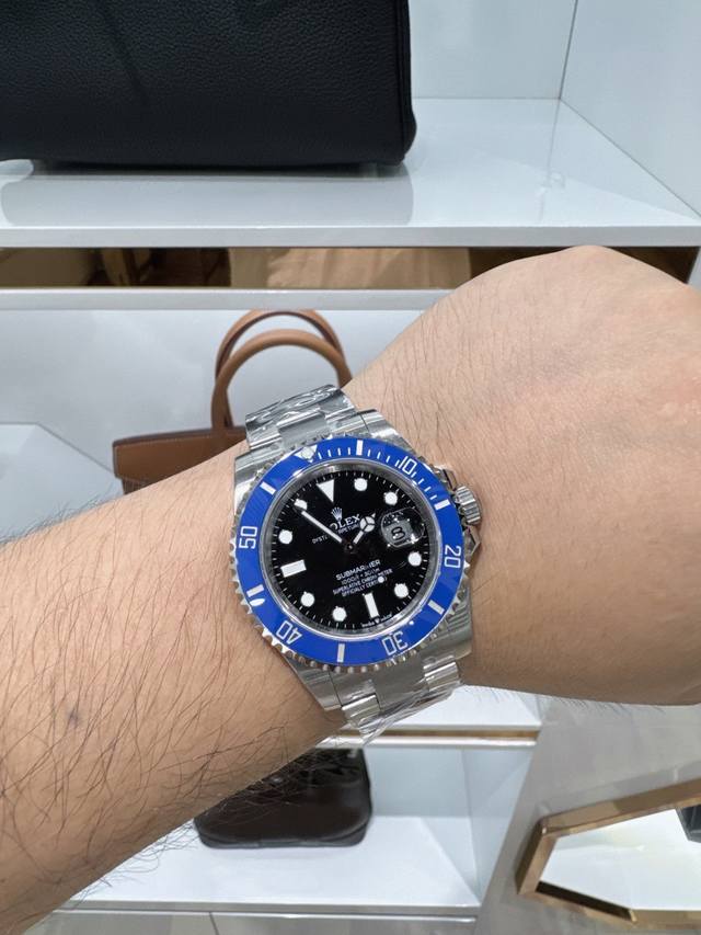 C厂 41Mm 水鬼系列 Cm3 41Mm 3235机芯 C厂Ean，最新限量版 高版本 最新款，完美搭配。最新 水鬼 6字位自带皇冠，更加上档次，真正41Mm