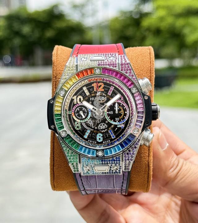 宇舶满钻款 宇舶Hublot 简称“Hub”“恒宝”，Bigbang大爆炸元素材料计时码表V2版表壳采用进口金属材料 设计感爆炸搭载7750改“Hub1242”