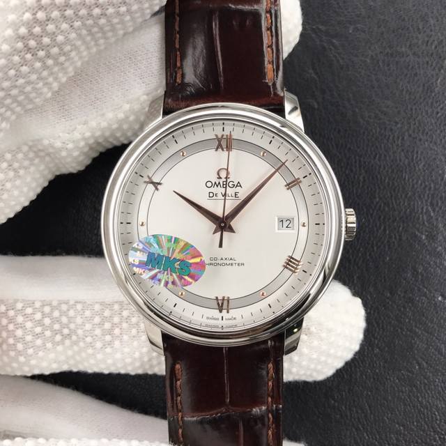 欧米茄蝶飞系列腕表。优雅纤薄的外表，搭配简约大方的设计，Mks抓住每一个细节，完美诠释原装优雅商务的经典魅力。 神作细节 腕表尺寸39.5毫米X10毫米。字面刻