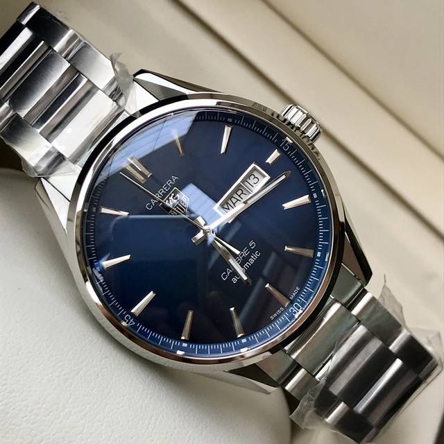 新款泰格豪雅，高颜值已上线！卡莱拉系列双日历款，蓝宝石防炫玻璃，尺寸41M，搭载原装瑞士Sw220机械机芯，透底设计，表壳打磨抛光精细,可以无限放大对比，绝对完