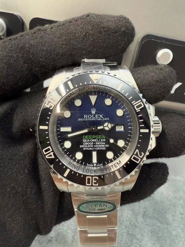 最新升级一比一鬼王复刻版！劳力士 126600 海使 单红小鬼王 43Mm: 1.最新编码 6R9988V6，卡片，吊牌，表壳编码，三码合一，一体 3235 机