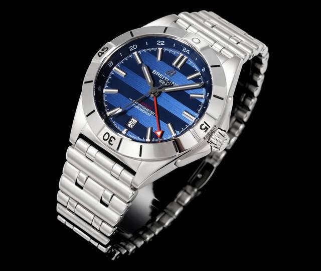 子弹头T新面 机械计时系列A32398101M1A1！ Conomat Automatic T 40 重磅来袭！ 1这款双时区腕表盘面简洁凌厉，读时清晰。黑色，