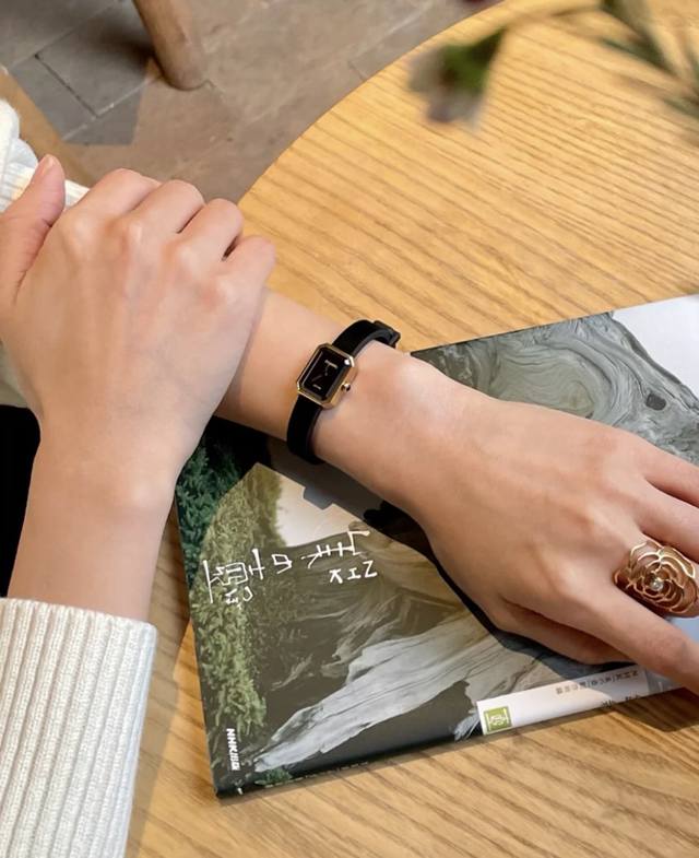 方糖小金表 黑面上手图 香奈儿Chanel黑金小方糖女士石英腕表 腕表尺寸19.715.2Mm.搭载进口石英机芯，方形多边形大切边蓝宝石玻璃镜面，钻石切割工艺，