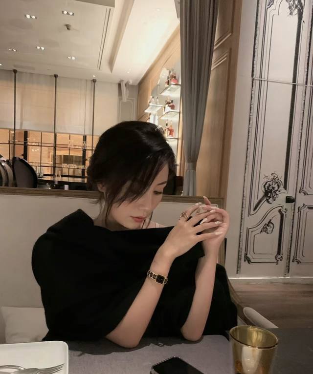 迷人的旧时光 小香中古风方糖手表 质感高级还带着从容感 可盐可甜的法式情怀是这款手表的关键词。