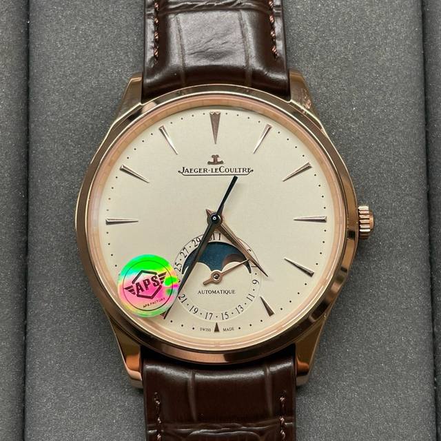 积家月相大师一体机芯 新品月相采用一体机芯Cal.925，通过长时间改进稳定性大大提高，新版本月相大师与老版本区别在于月相盘的换代，表带升级为最新版快拆，扣子弧