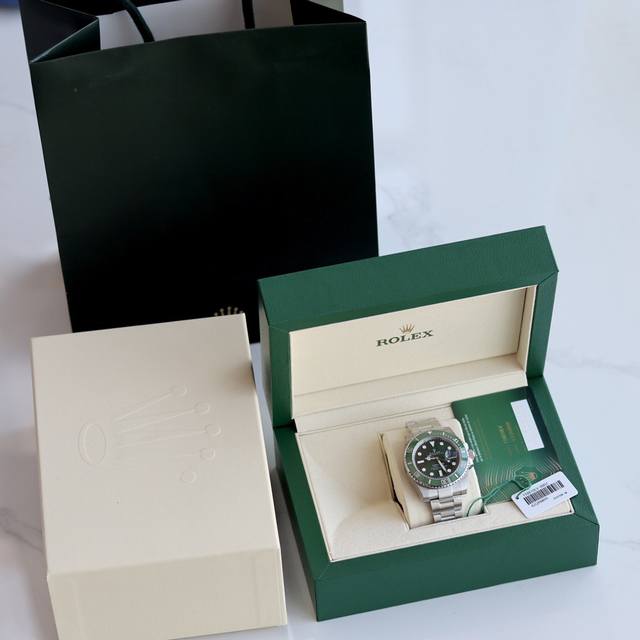 现货 提到手表，我相信谁都知道劳力士。毕竟这个品牌的表，能说得上是懂表的开始，市场货到处都是 真正的高端寥寥无几 看看我们的完美细节图 秒杀一切市场货 高端货