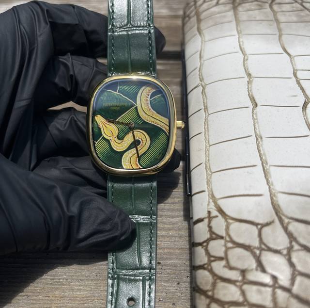 Tw厂特别推荐新品百达翡丽第一只Golden Ellipse无时标刻度登场 1：作为百达翡丽为数不多椭圆形腕表的Golden Ellipse系列 2：表壳采用精