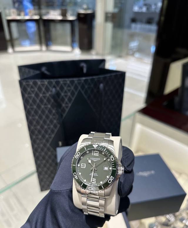 超强夜光，官网同步明星产品 专为追求卓越品质和拥有优雅态度的品味人士设计 康卡斯潜水系列。 采用全新全新进口机零故障精准走时性能稳定 表壳采用高科技材质历久弥新