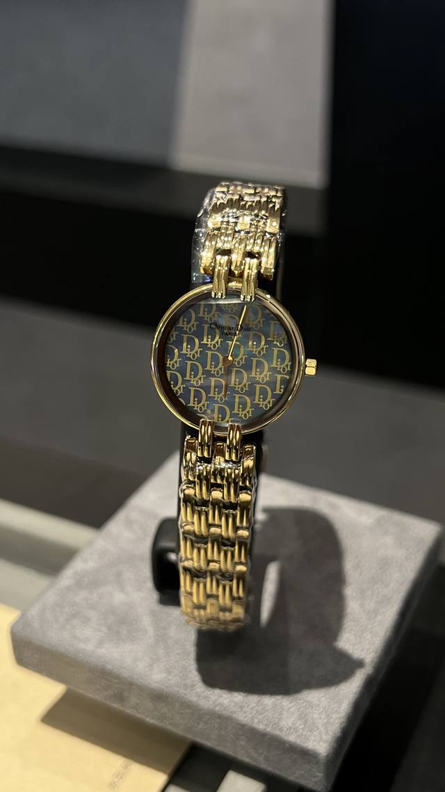 日本中古宝藏手表 Dior迪奥时尚魔头女表，上手巨推啊～变盘尺寸28Mm不大不小，简直是女生的最爱是～珍珠贝母面，带上特别显气质～浓浓的中古风
