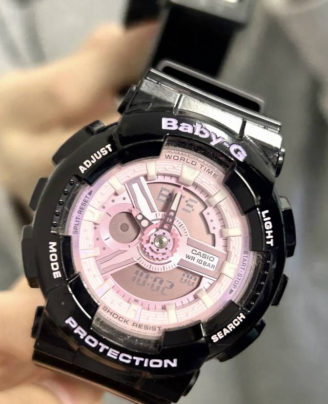 原来是卡西欧Baby-G的黑紫色，是库洛米配色，喜欢库洛米的有福啦！ 开学到了，需要一款能看时间的还会发光的机械表可以看看这款哦，黑色更耐脏，轻松搭配，也有时尚