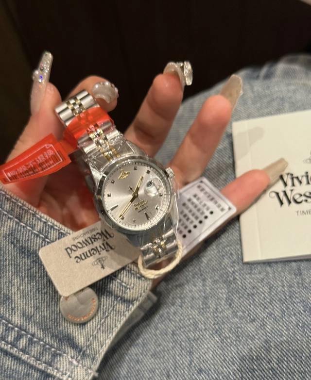 西太后目前最火的小表盘颜色都集齐啦！ 看看有没有你喜欢的款 #薇薇安西太后土星 #西太后单品 #西太后 #手表 #西太后手表 #Viviennewestwood