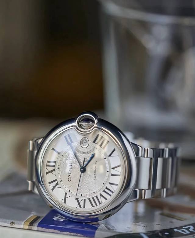 卡地亚蓝气球 Cartier Ballonbleu 原版开模 顶级 同步 类型：顶奢级男士自动机械腕表 镜面：镀膜镜面 指针：时，分，秒 表面：扭索纹银白字面