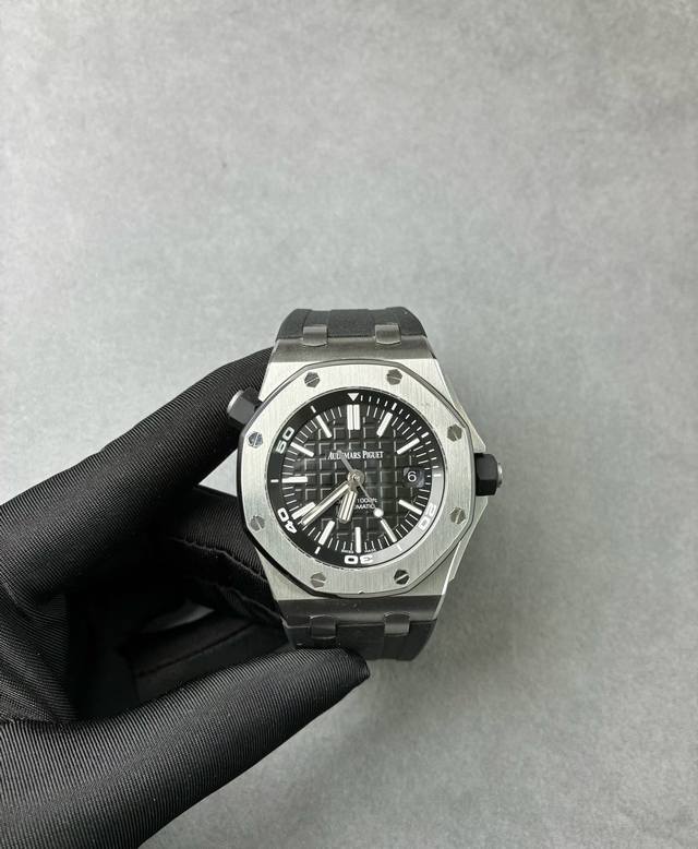 品牌:A爱彼皇家橡树离岸型 :系列:15703系列 设计:特有的八角型表圈表达出棱角分明线条 :机芯:搭载原版顶级进口机械机芯性能稳定 内圈:316精钢表壳内置